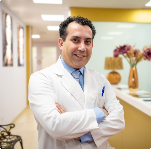 Esta es una imagen del Dr. Hamidreza Eskandari que realiza Medicina estética avanzada y tratamientos regenerativos